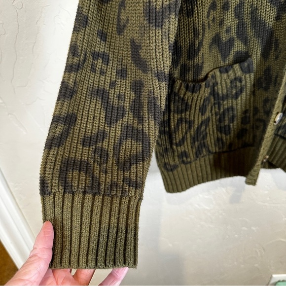525 America Womens Button Front Leopard Print Cardigan Sweater Green Size Medium - Picture 4 of 9